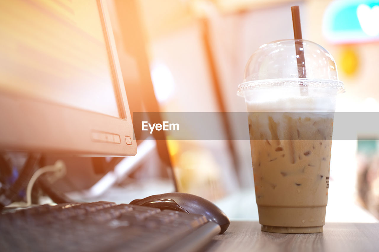 CLOSE-UP OF COFFEE CUP