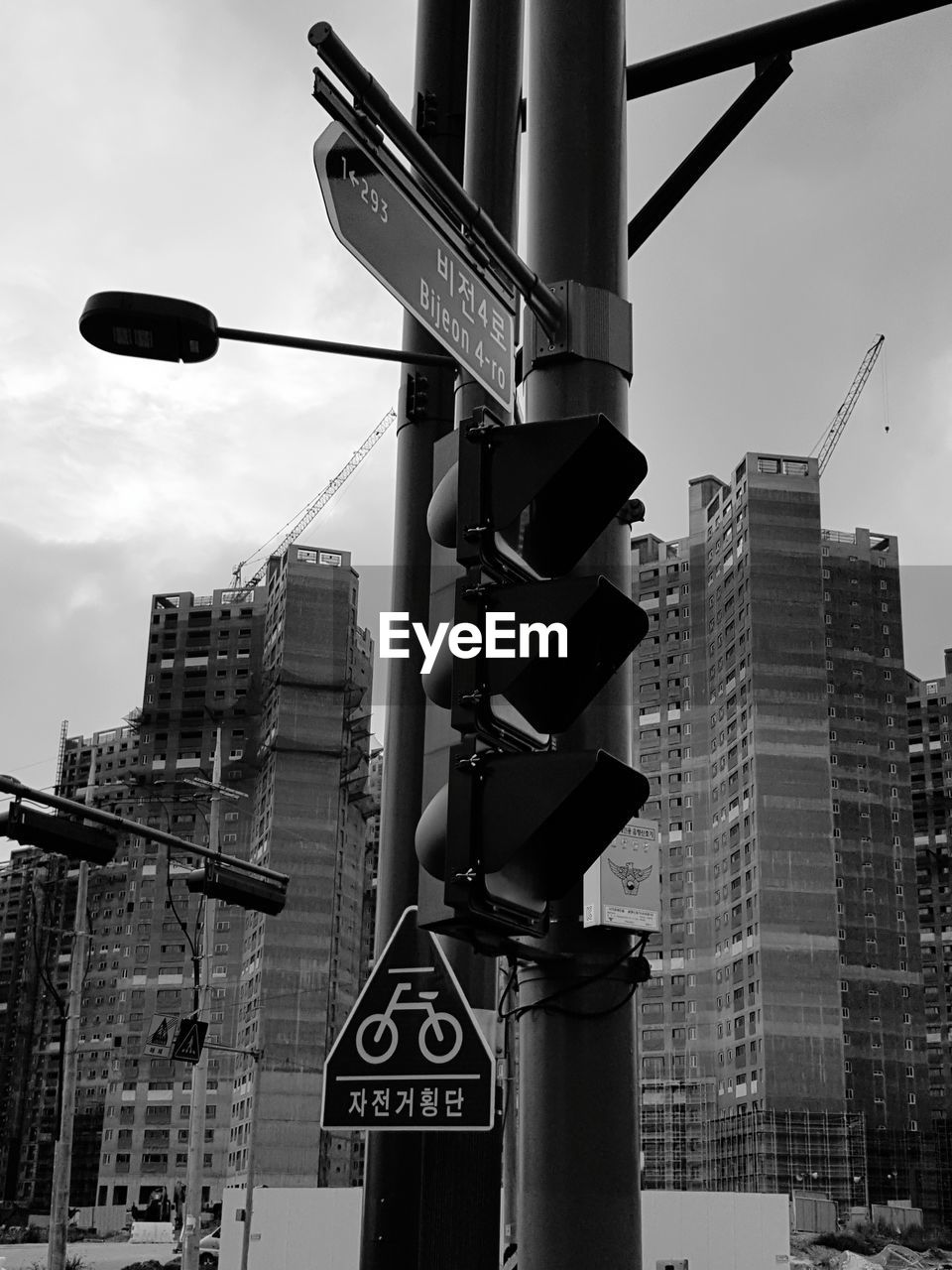 LOW ANGLE VIEW OF BUILDINGS AGAINST SKY