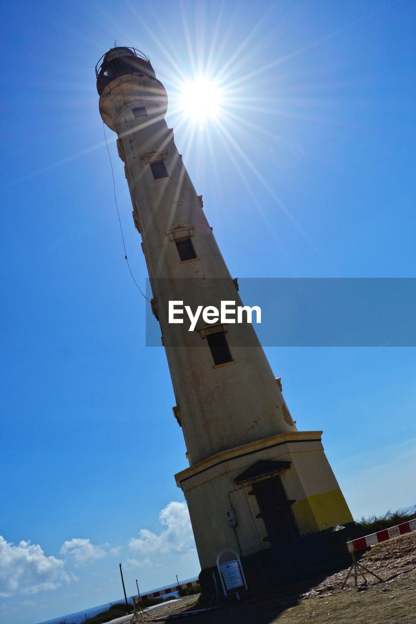 LOW ANGLE VIEW OF TOWER AGAINST BLUE SKY IN CITY