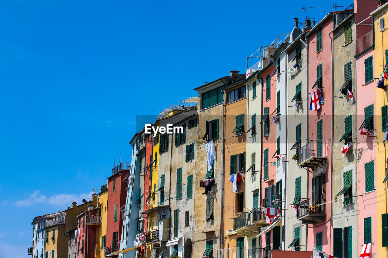 LOW ANGLE VIEW OF RESIDENTIAL BUILDINGS AGAINST SKY