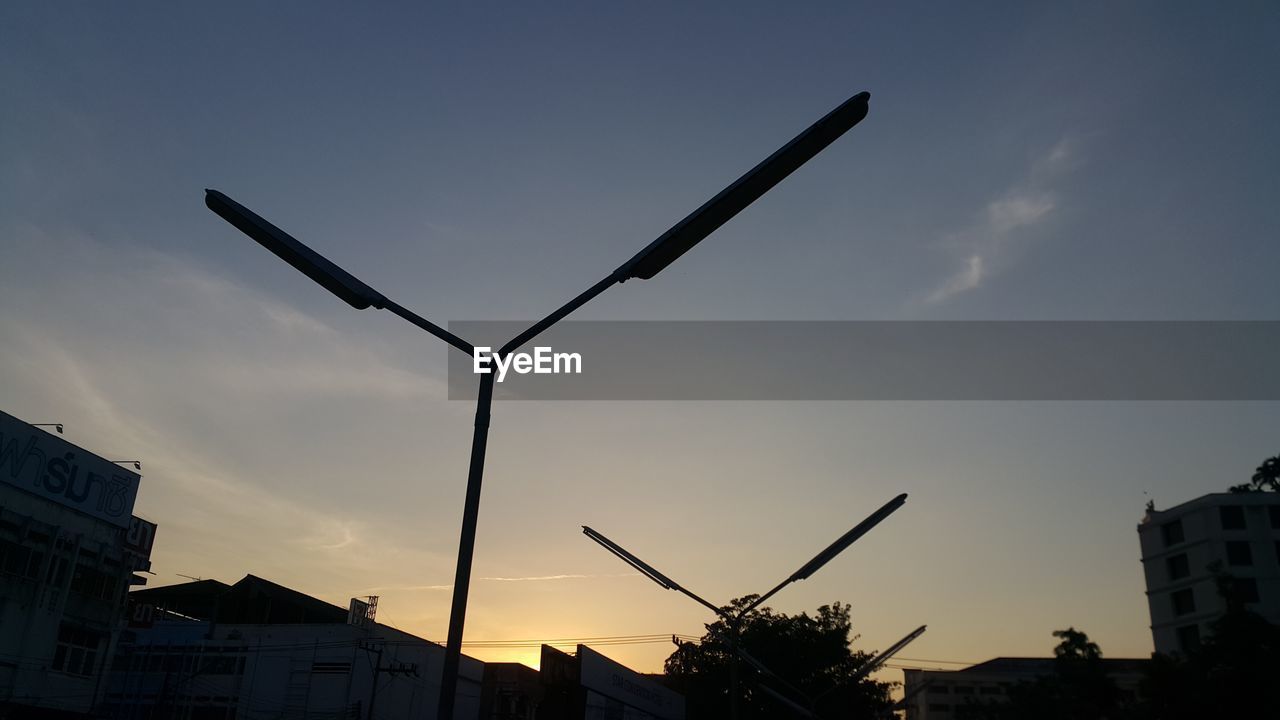 LOW ANGLE VIEW OF SILHOUETTE BUILDINGS AGAINST SKY