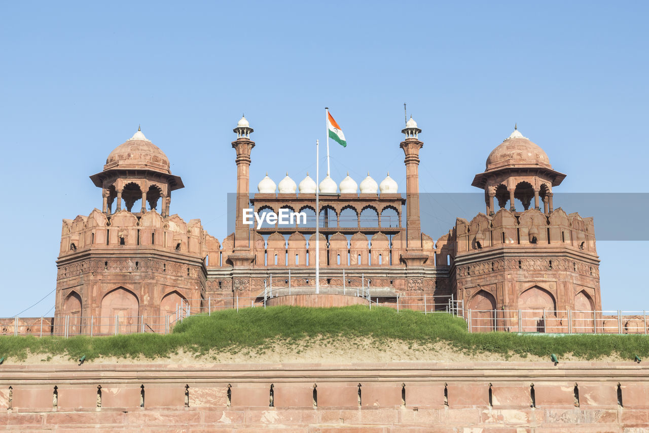 architecture, travel destinations, historic site, built structure, landmark, travel, building exterior, sky, dome, history, the past, place of worship, clear sky, tourism, nature, building, blue, religion, city, ancient history, day, palace, sunny, outdoors, no people, fortification, ancient