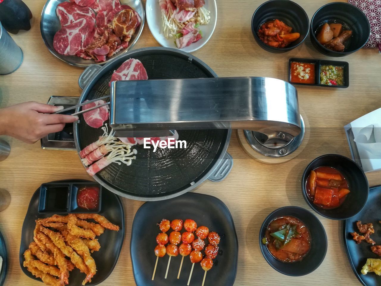 HIGH ANGLE VIEW OF MAN PREPARING FOOD