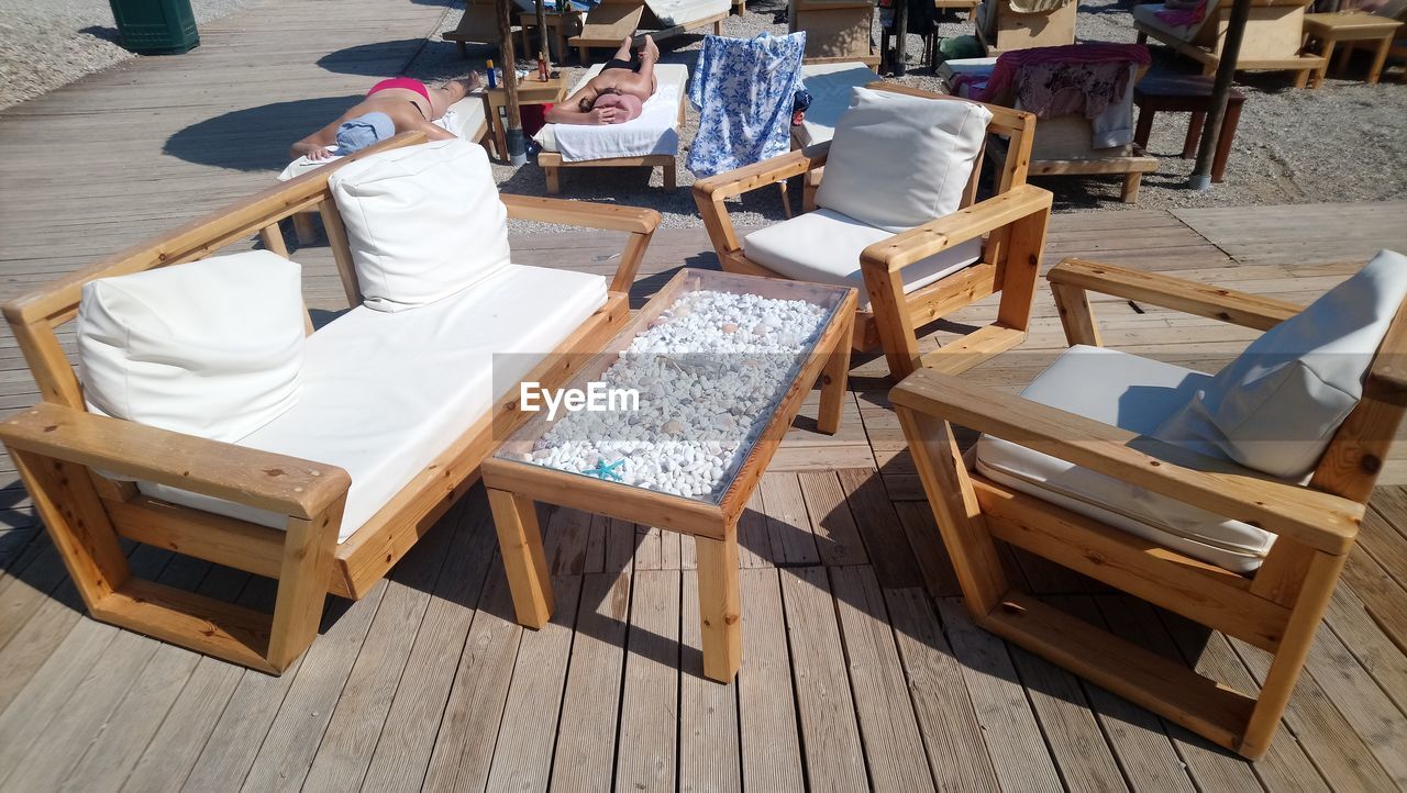 HIGH ANGLE VIEW OF CHAIRS AND TABLES IN RESTAURANT