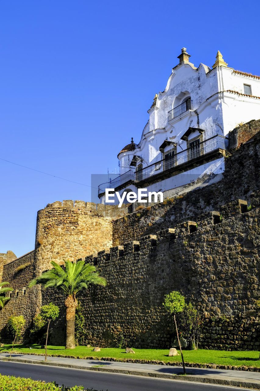 LOW ANGLE VIEW OF HISTORICAL BUILDING AGAINST BLUE SKY