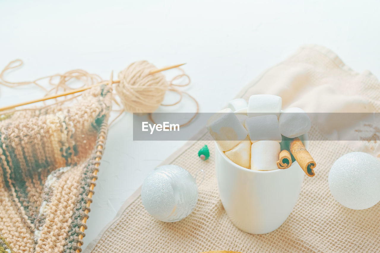 HIGH ANGLE VIEW OF COFFEE ON TABLE