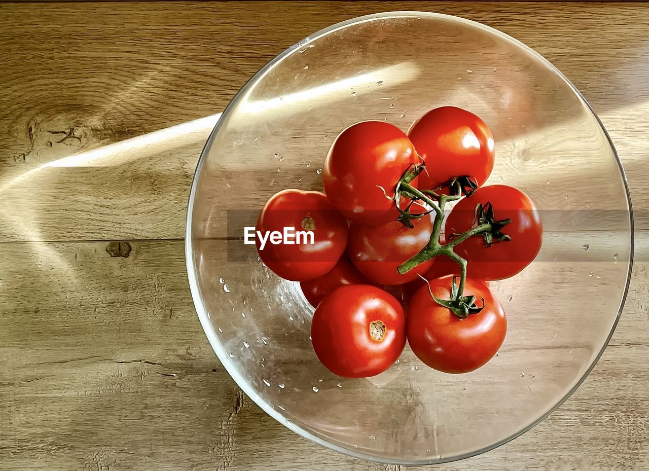 HIGH ANGLE VIEW OF CHERRIES IN BOWL