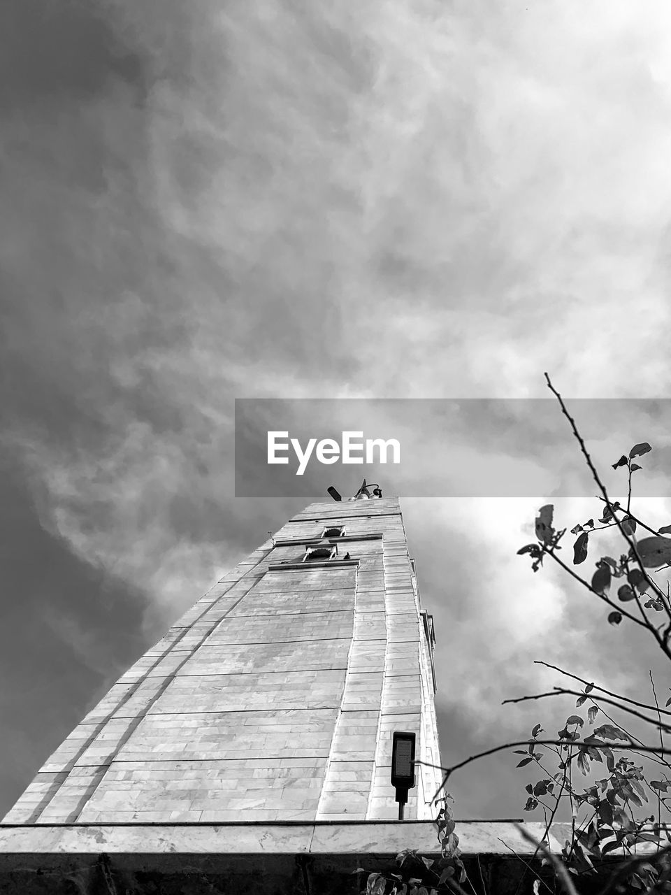 LOW ANGLE VIEW OF CRANE AGAINST SKY