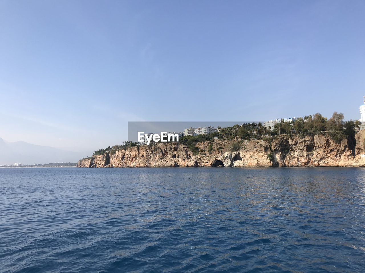 SCENIC VIEW OF SEA BY MOUNTAINS AGAINST SKY