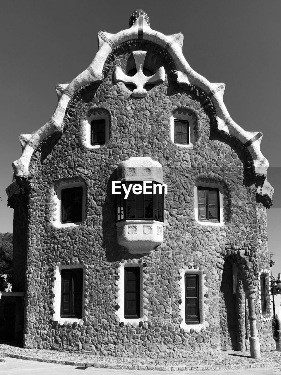 LOW ANGLE VIEW OF OLD ABANDONED BUILDING AGAINST SKY