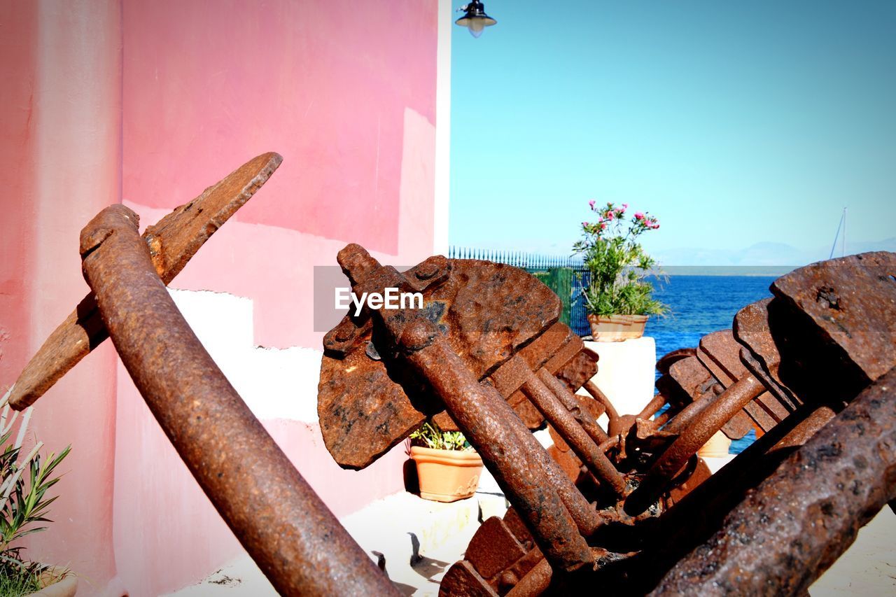 OLD RUSTY METAL ON WALL