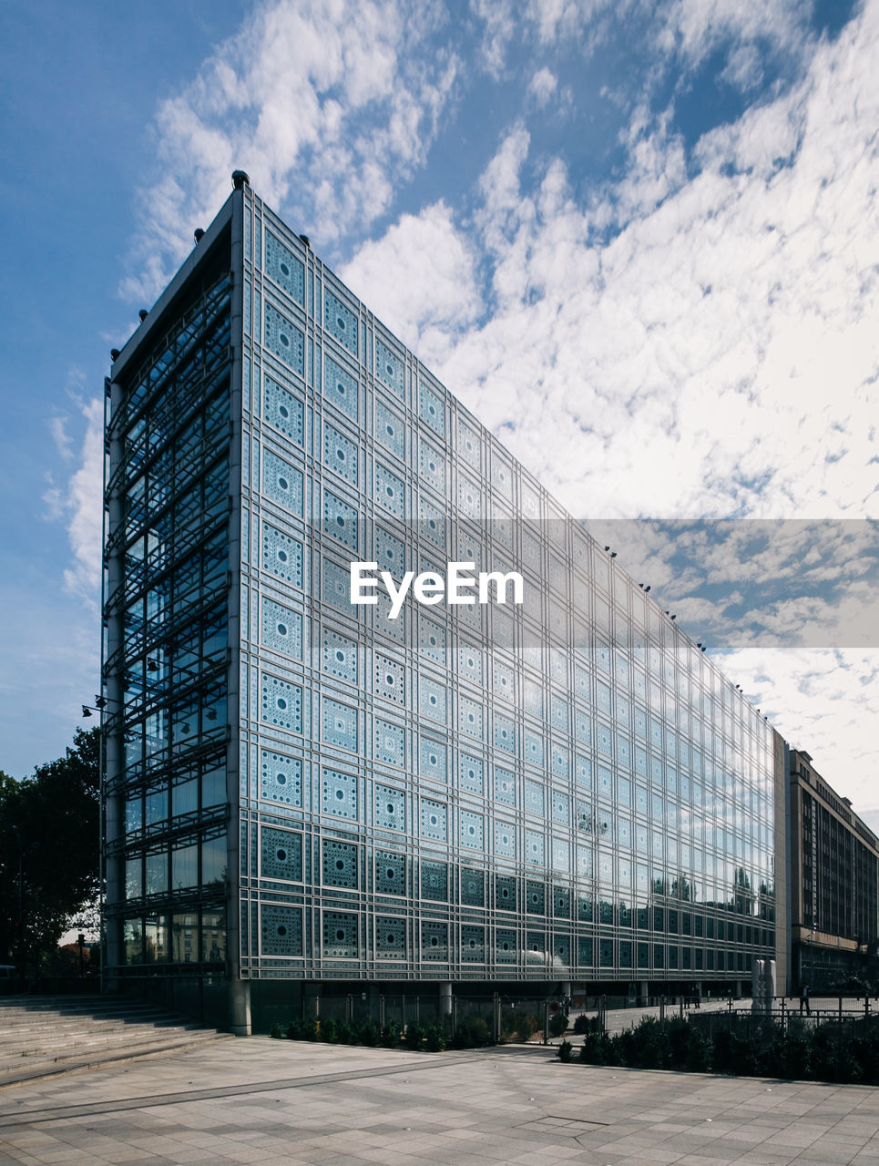 LOW ANGLE VIEW OF MODERN BUILDING AGAINST SKY IN CITY