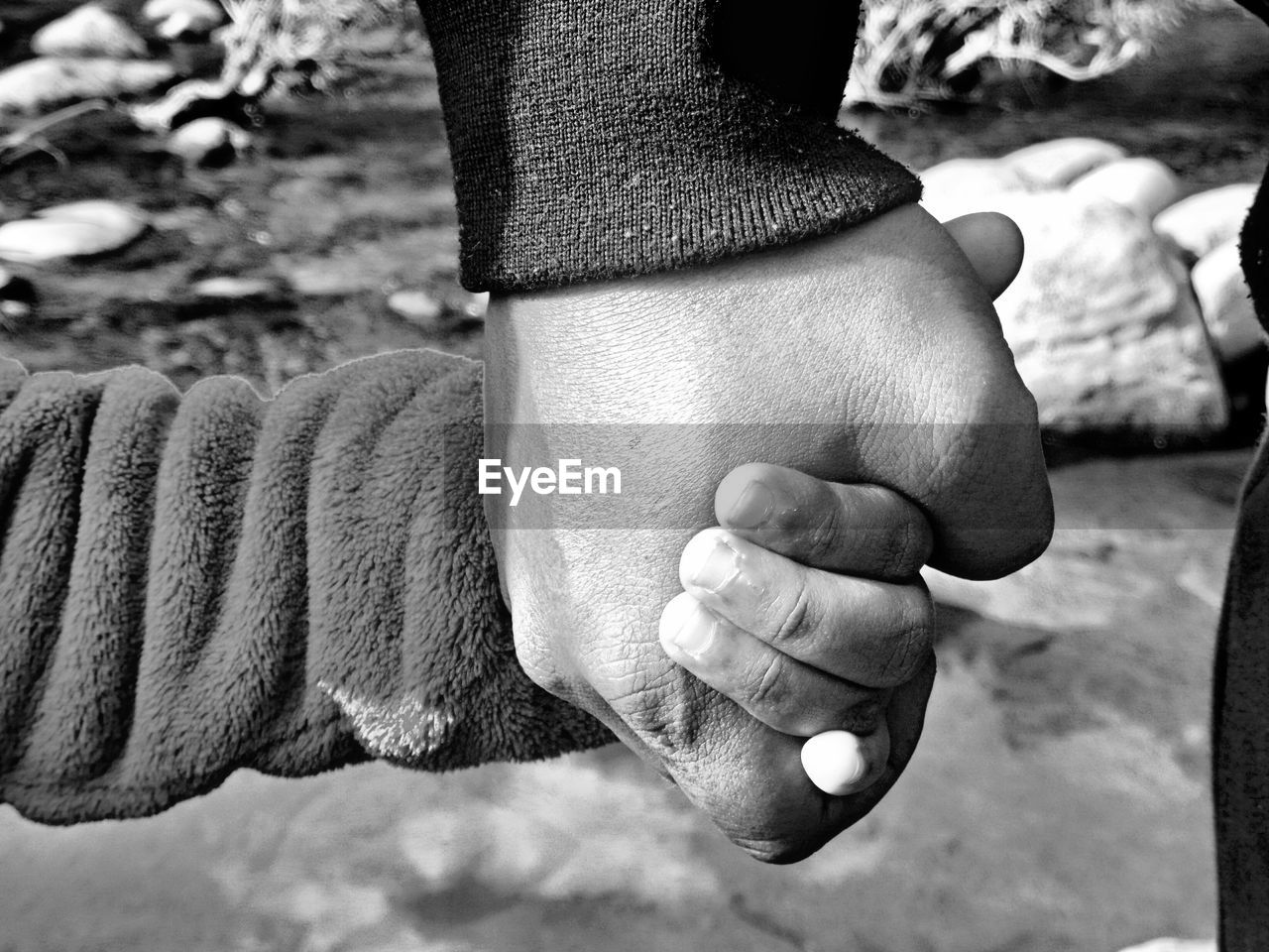 CLOSE-UP OF WOMAN HAND WITH TATTOO ON FINGER