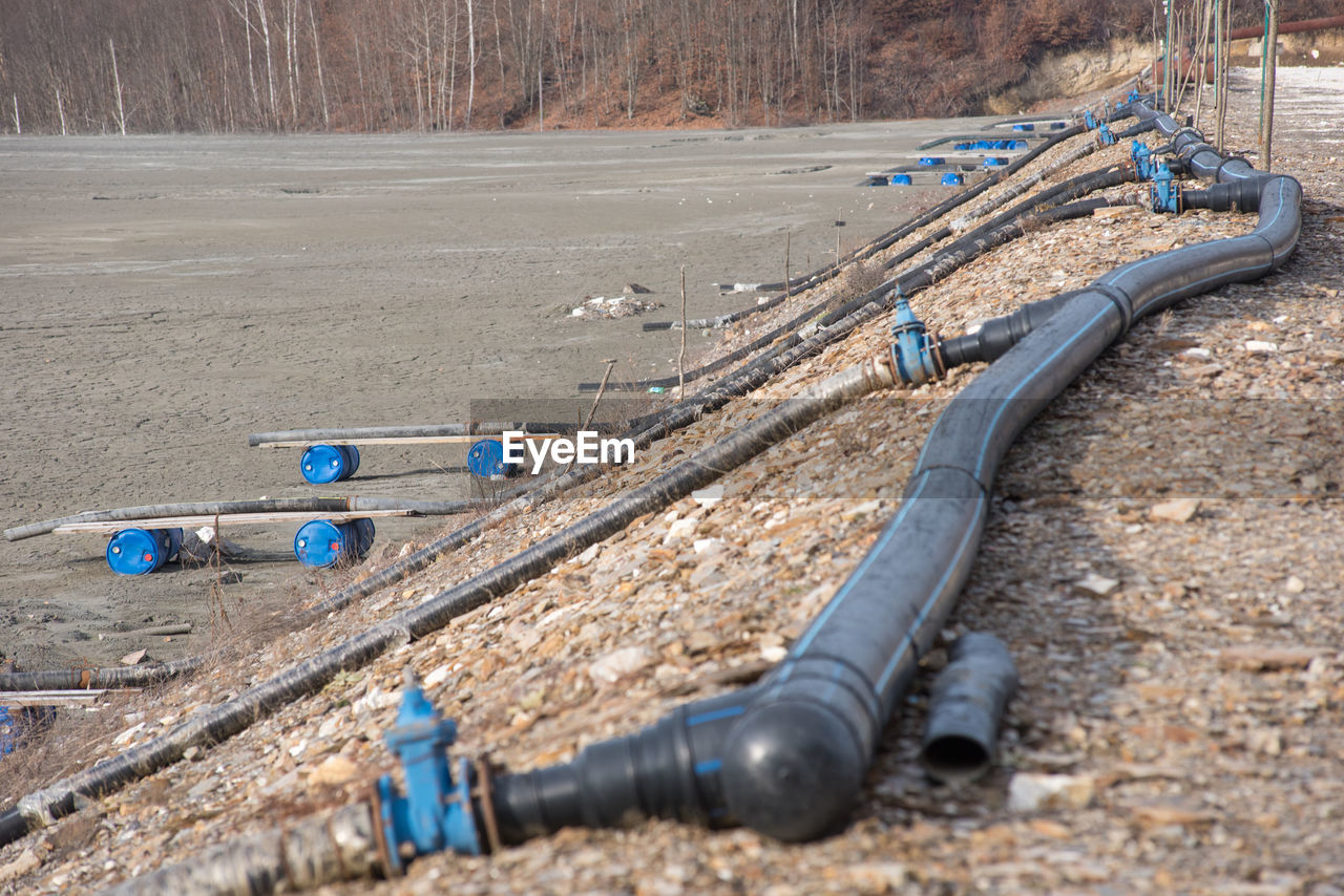 Decanting lake pipe installation treatment with lime for purification of water of heavy metals