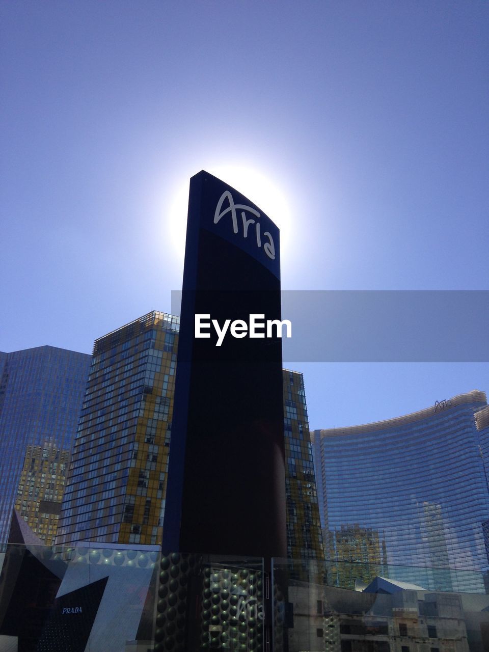 LOW ANGLE VIEW OF MODERN BUILDING AGAINST SKY