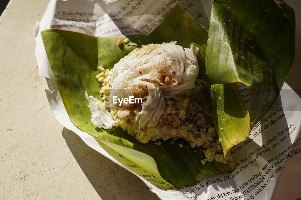 HIGH ANGLE VIEW OF FOOD ON TABLE