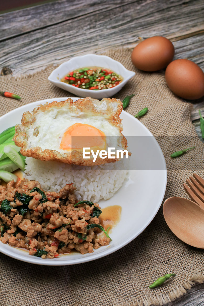 HIGH ANGLE VIEW OF BREAKFAST IN PLATE