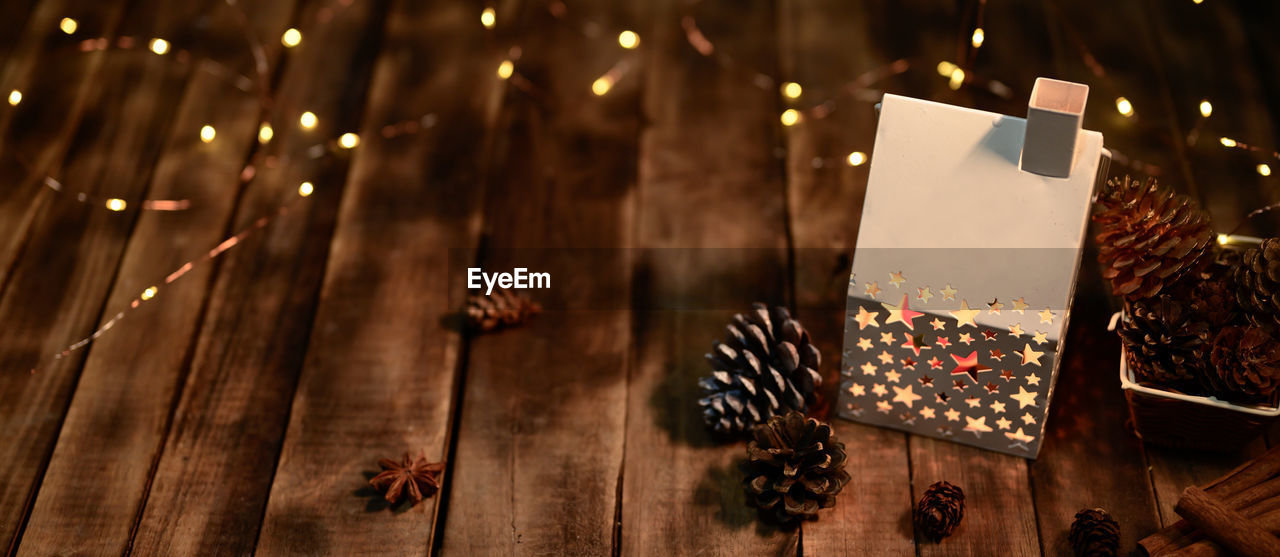 HIGH ANGLE VIEW OF CHRISTMAS TREE ON TABLE