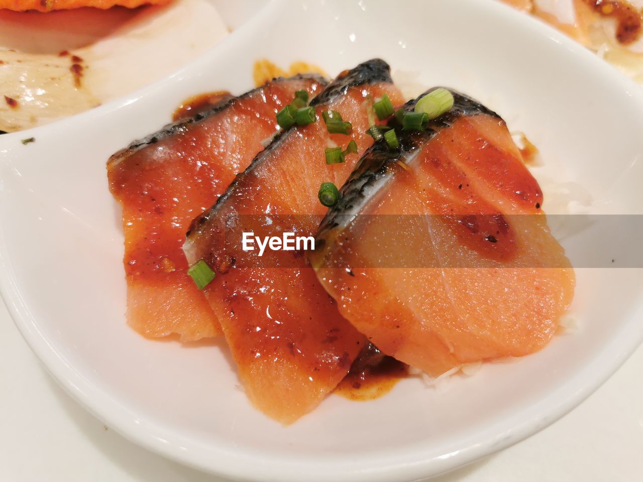 HIGH ANGLE VIEW OF FISH SERVED ON PLATE