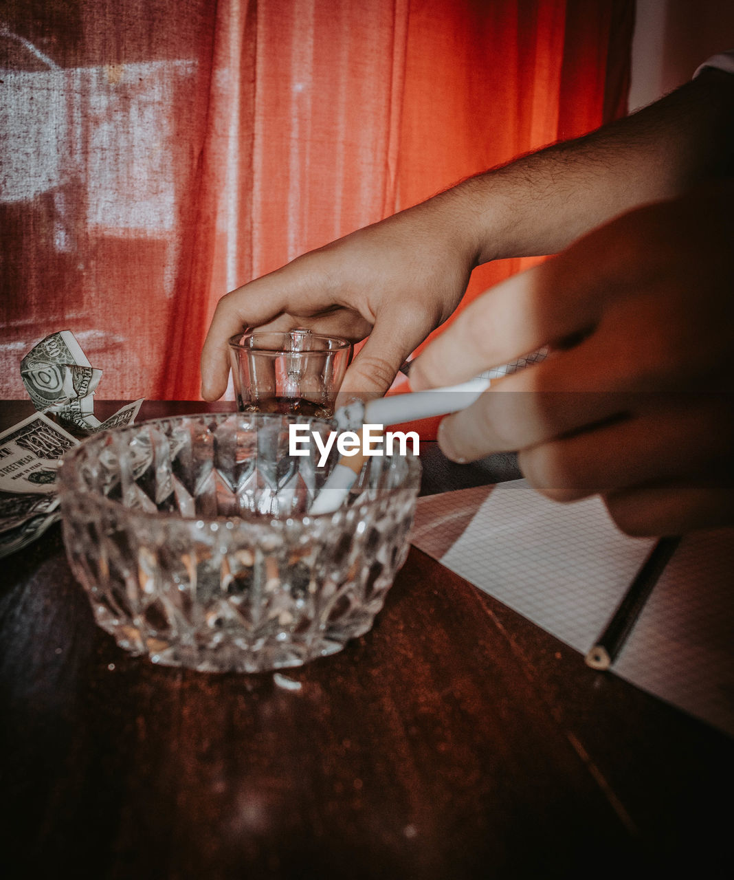 CLOSE-UP OF HAND HOLDING DRINK