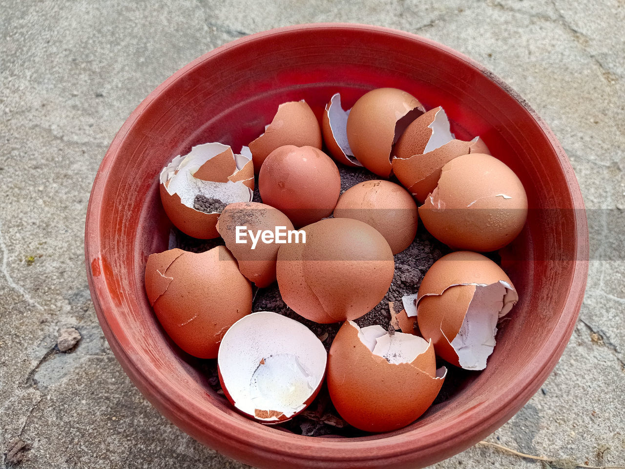 HIGH ANGLE VIEW OF EGGS ON TABLE