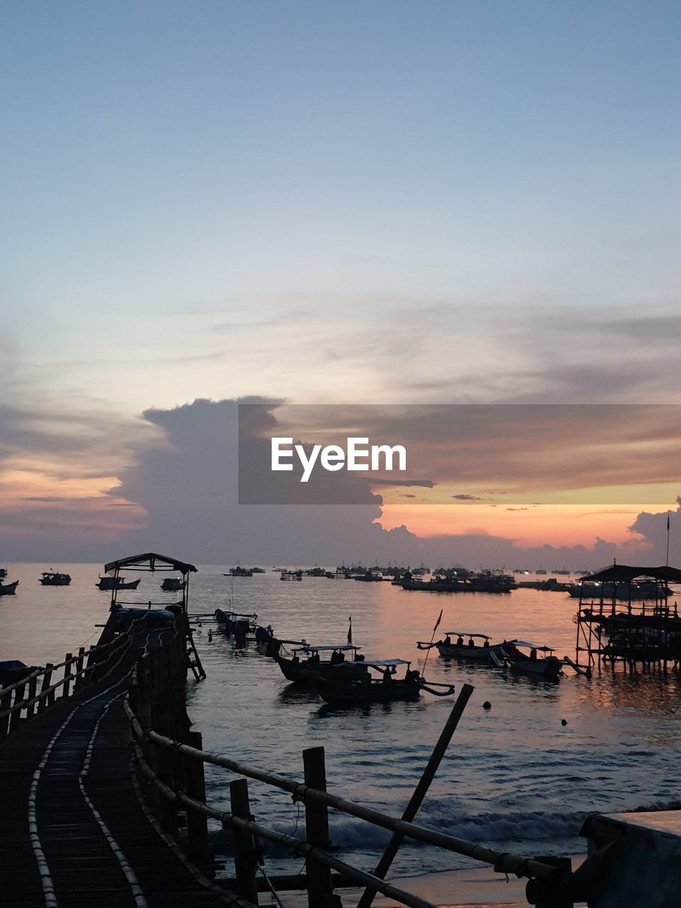 SCENIC VIEW OF SEA AGAINST SKY AT SUNSET