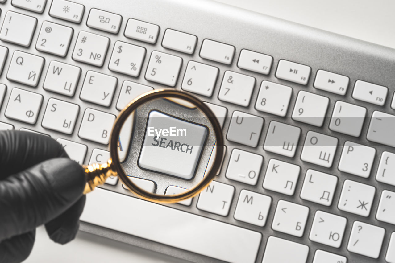 CLOSE-UP OF LAPTOP KEYBOARD