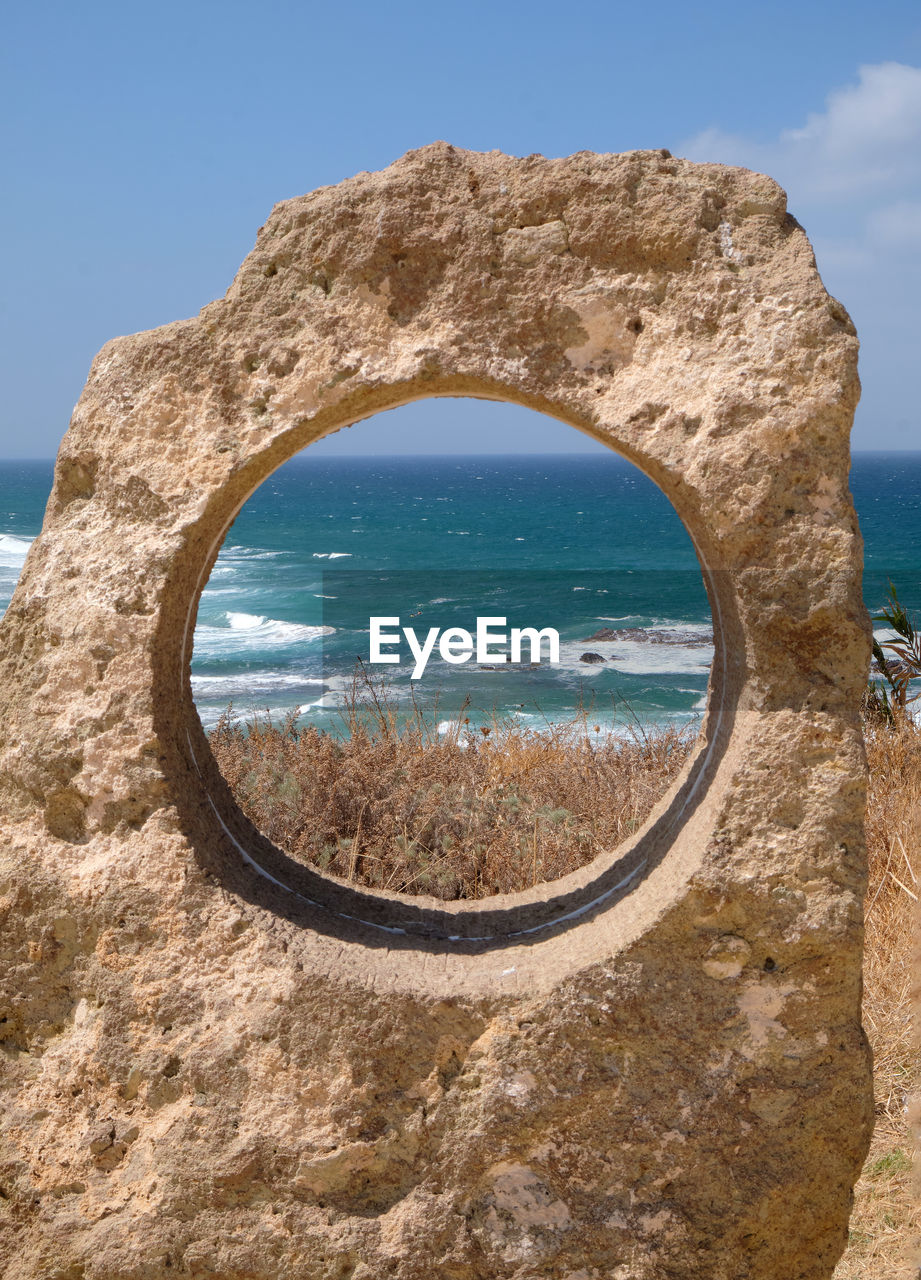 SCENIC VIEW OF ROCKY BEACH