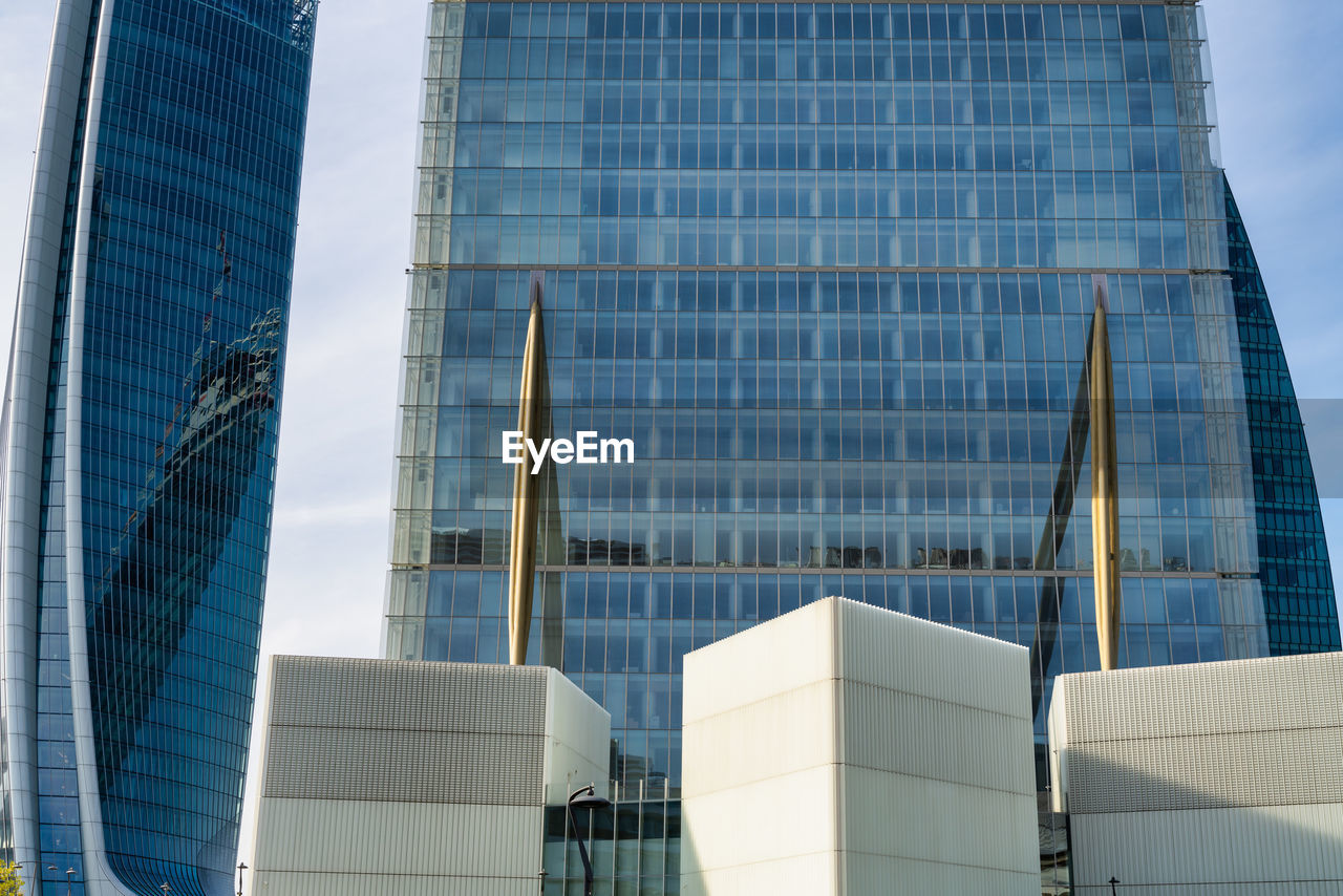 LOW ANGLE VIEW OF MODERN BUILDING AGAINST SKY