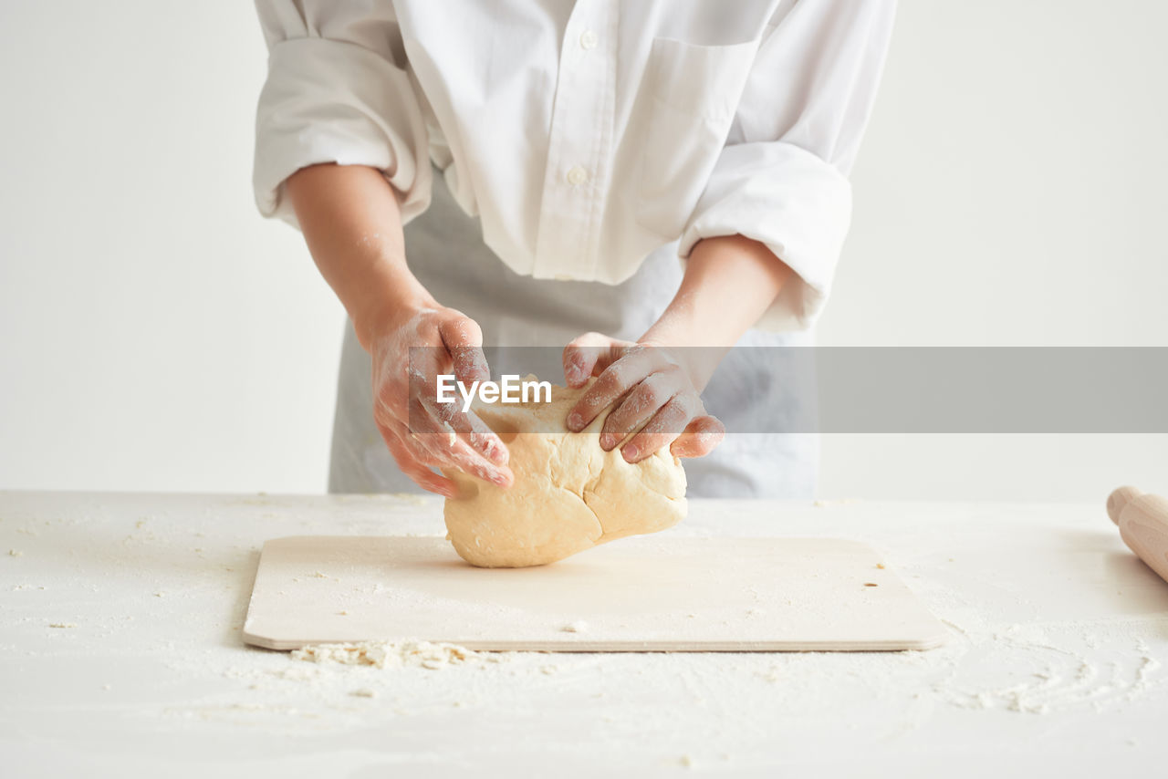 MIDSECTION OF WOMAN HAVING FOOD