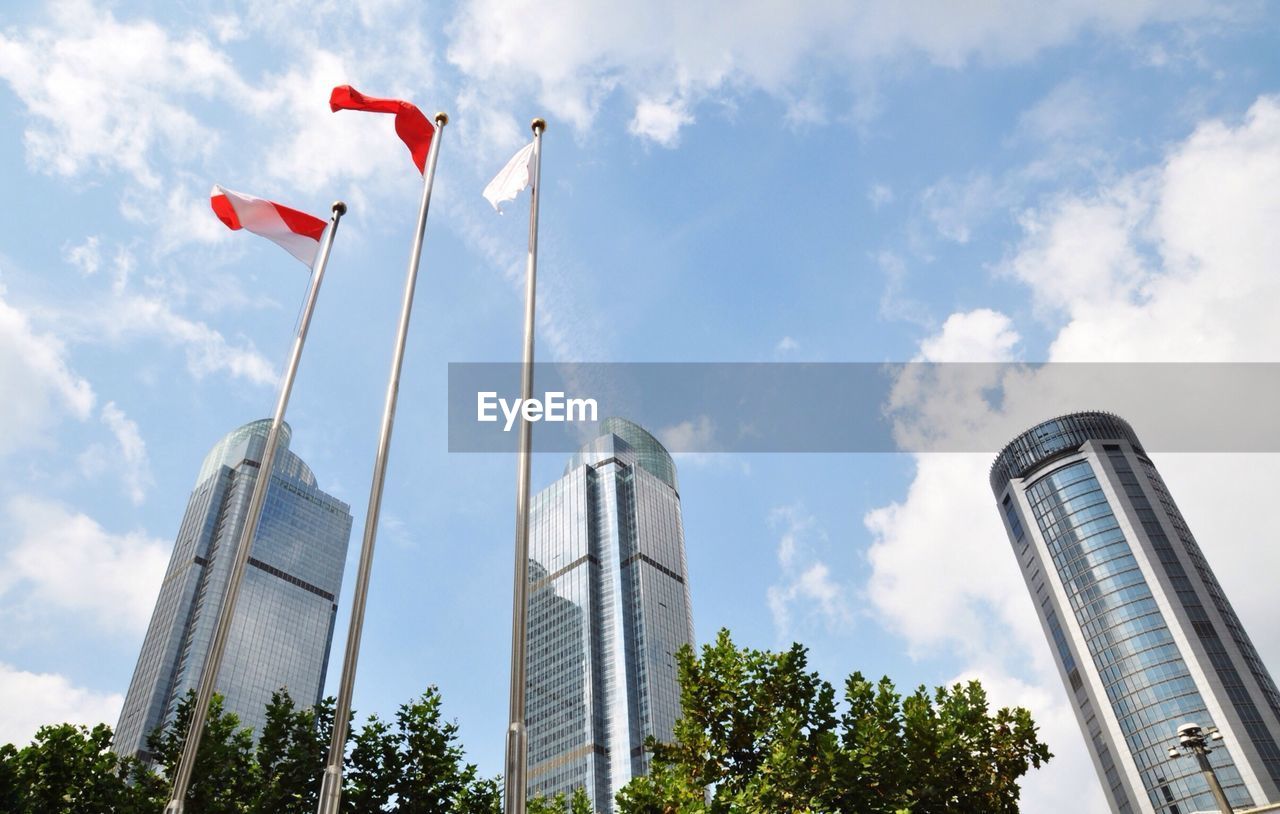 LOW ANGLE VIEW OF SKYSCRAPERS AGAINST SKY