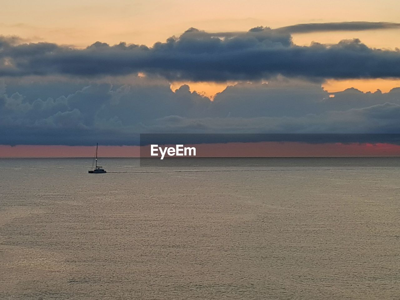 SCENIC VIEW OF SEA AGAINST SUNSET SKY