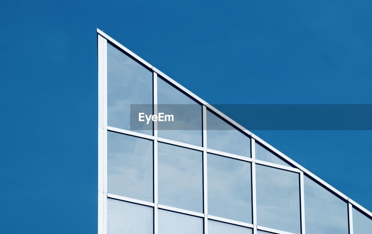 blue, architecture, sky, built structure, facade, clear sky, line, building exterior, building, copy space, no people, nature, glass, sparse, window, office, business, office building exterior, city, outdoors, shape, reflection, day, daylighting, simplicity, pattern, sunny, skyscraper
