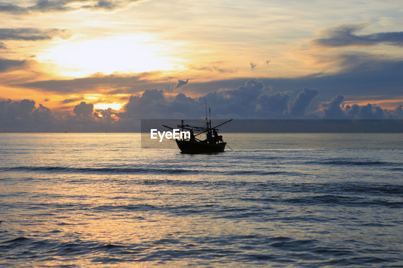 SILHOUETTE SHIP IN SEA AGAINST SKY DURING SUNSET