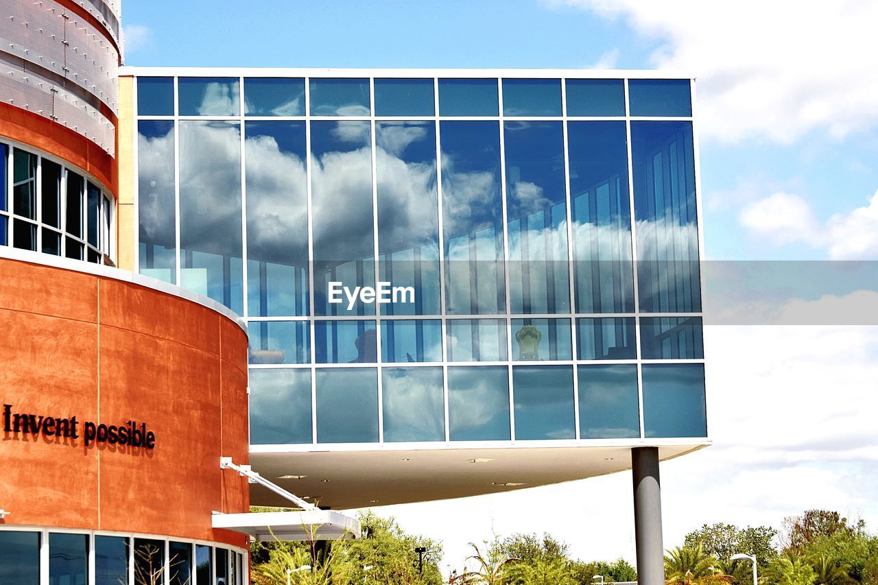 LOW ANGLE VIEW OF MODERN BUILDINGS AGAINST SKY