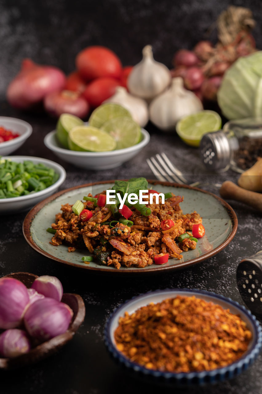 HIGH ANGLE VIEW OF FOOD ON TABLE