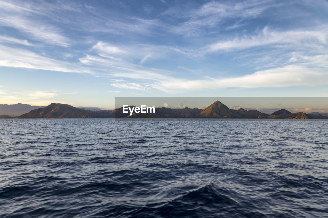 SCENIC VIEW OF SEA AND MOUNTAINS AGAINST SKY