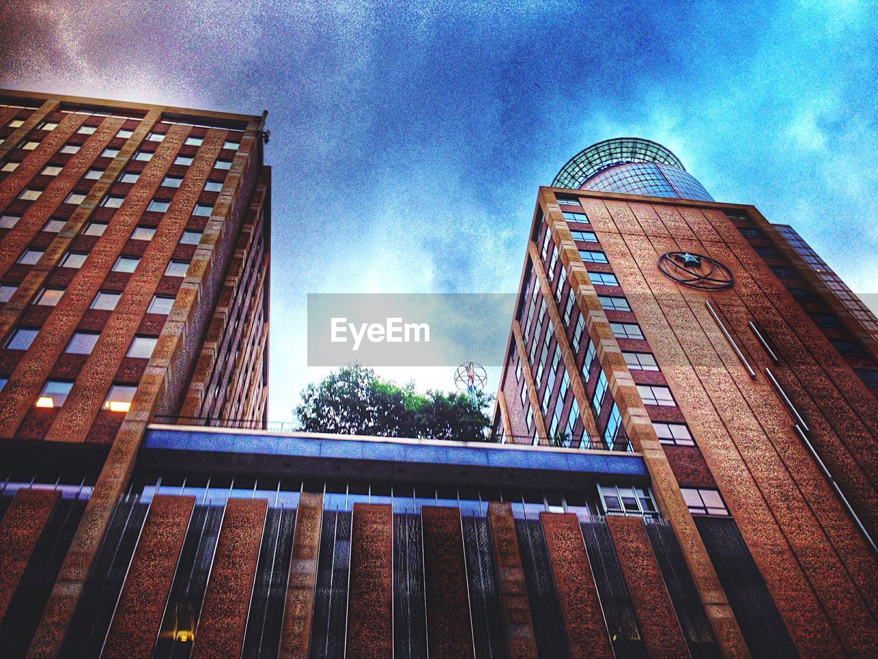 LOW ANGLE VIEW OF MODERN BUILDING AGAINST SKY