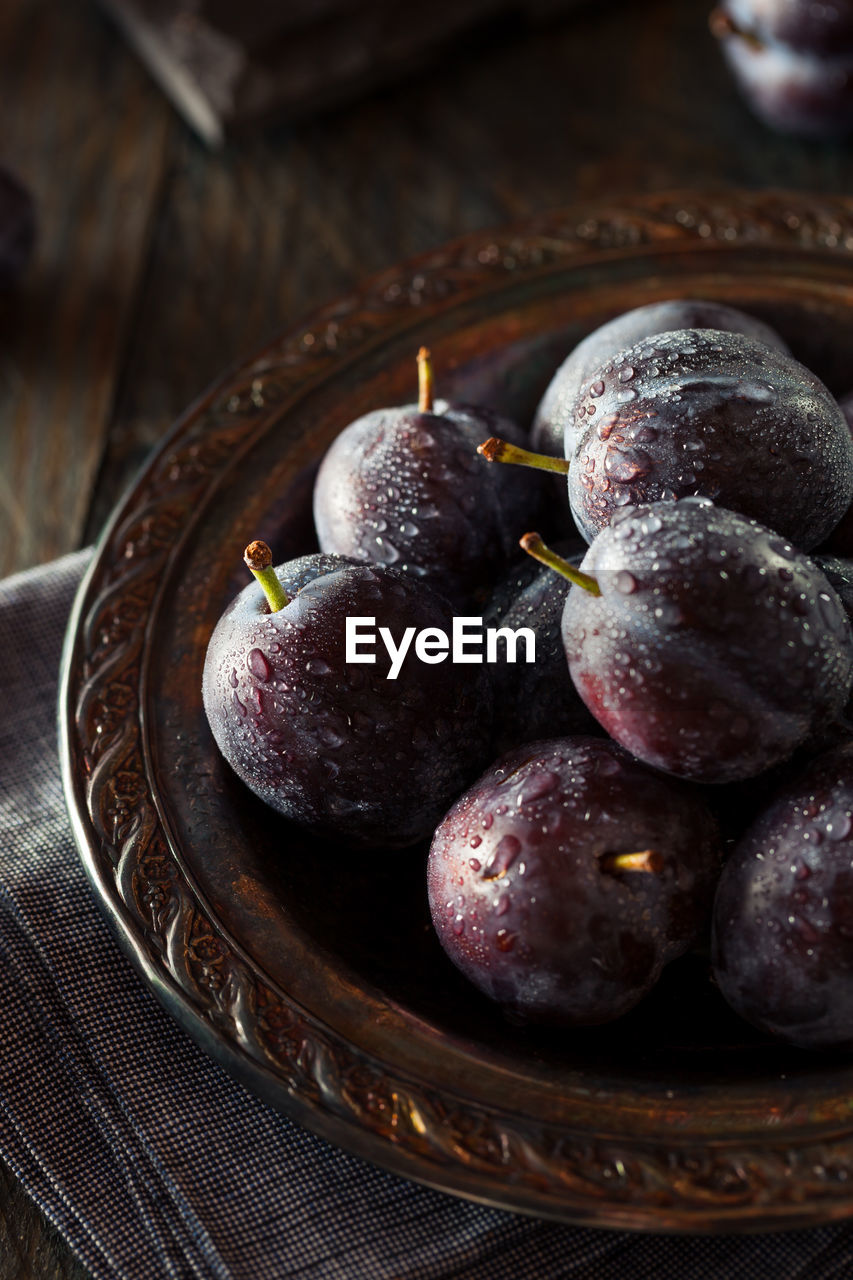 food and drink, food, healthy eating, fruit, wood, freshness, plant, studio shot, wellbeing, no people, indoors, produce, rustic, sweet food, fig, plate, dark, dessert, still life, sweet, berry