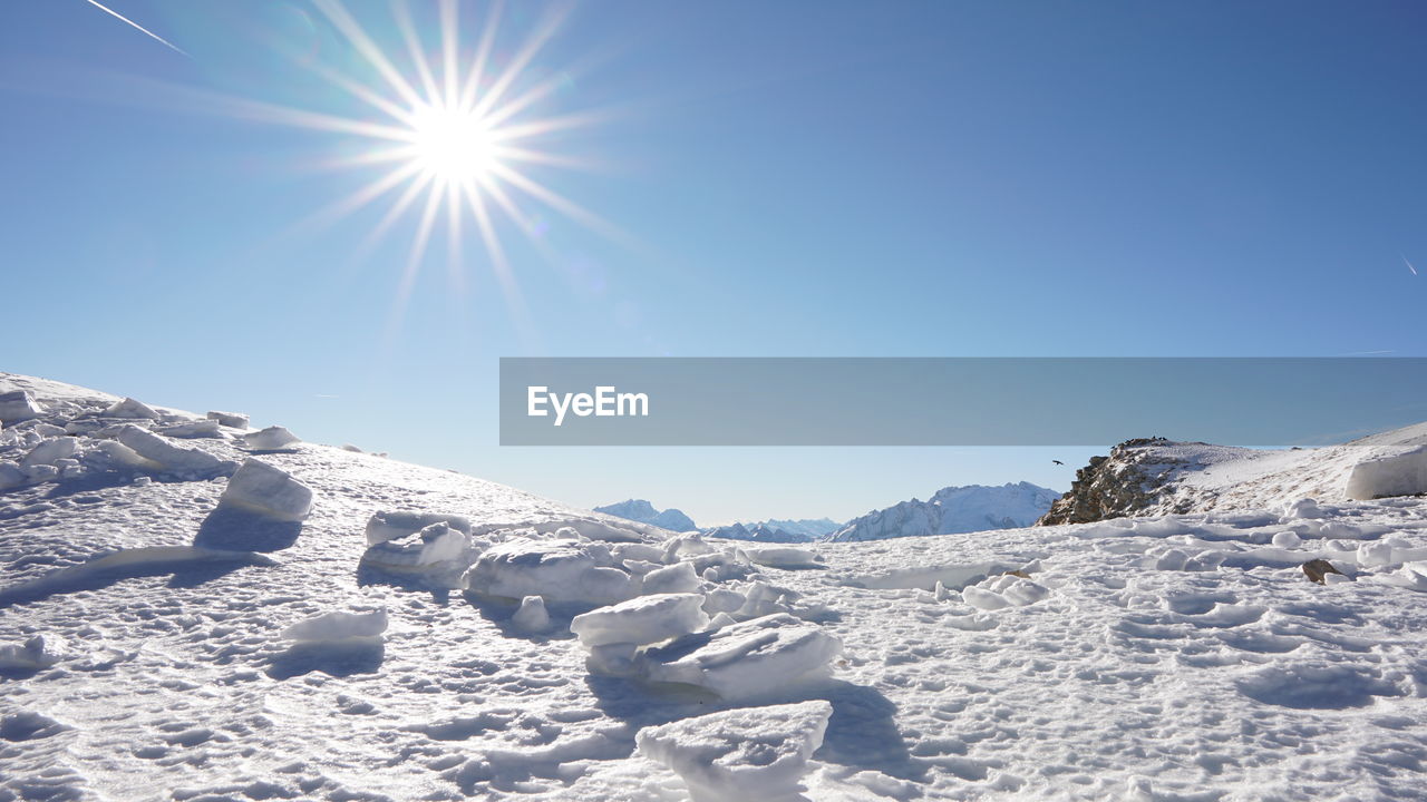 SCENIC VIEW OF SNOWCAPPED MOUNTAIN AGAINST CLEAR SKY