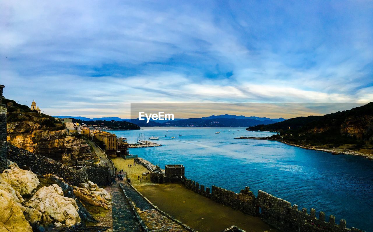 SCENIC VIEW OF SEA AND BAY AGAINST SKY