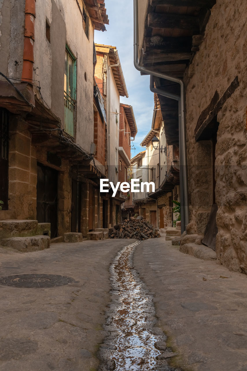 Narrow alley amidst buildings in city