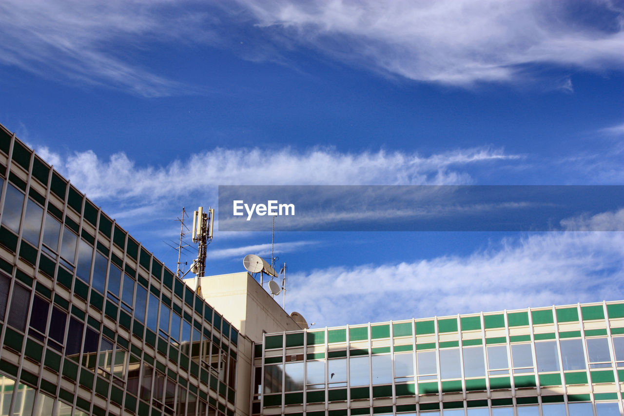 LOW ANGLE VIEW OF BUILT STRUCTURE AGAINST SKY