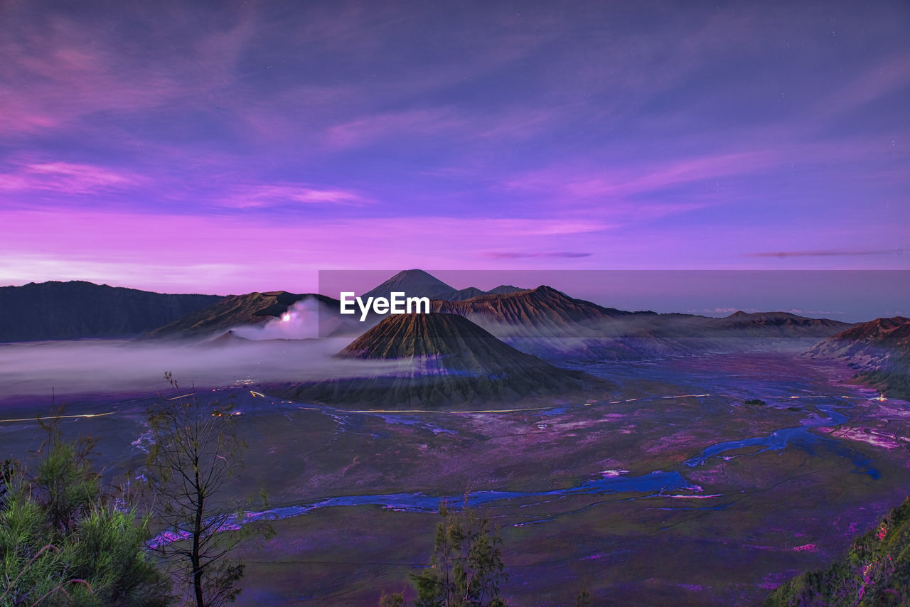 VIEW OF VOLCANIC LANDSCAPE AGAINST SKY