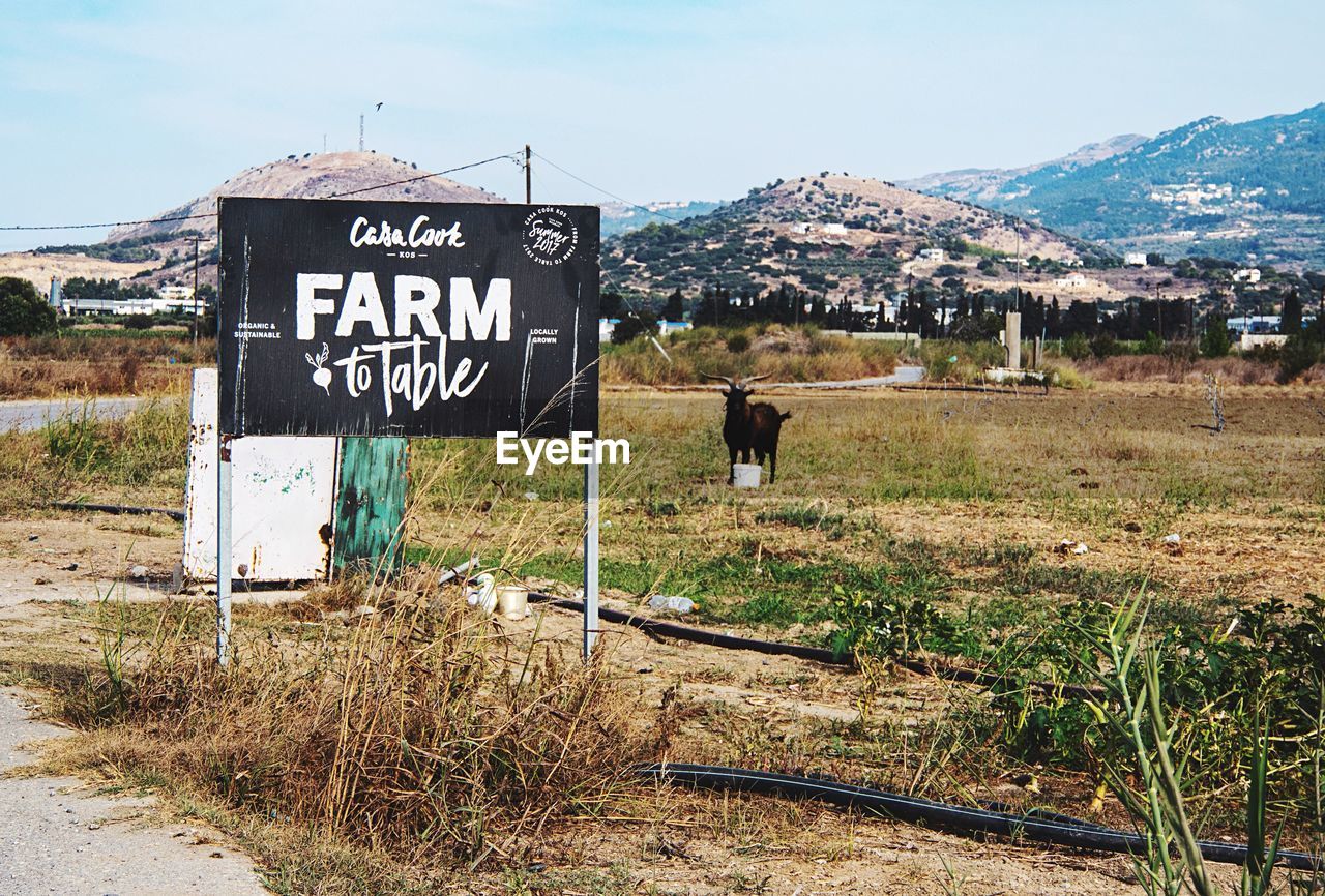 INFORMATION SIGN ON FIELD