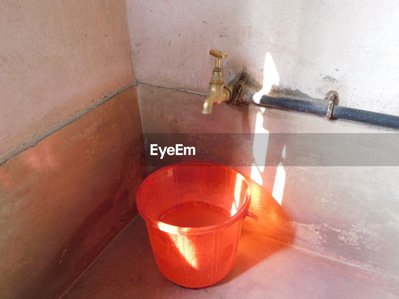 CLOSE-UP OF WATER FAUCET IN BATHROOM