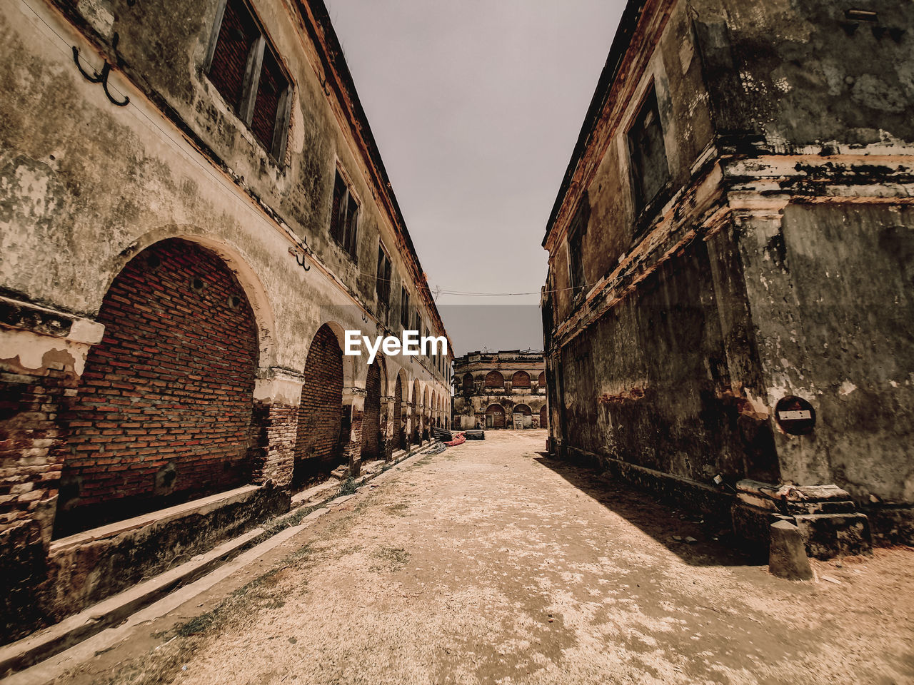 ALLEY AMIDST OLD BUILDINGS IN CITY