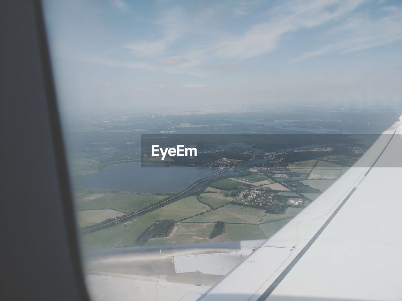 AERIAL VIEW OF CITYSCAPE THROUGH AIRPLANE WINDOW