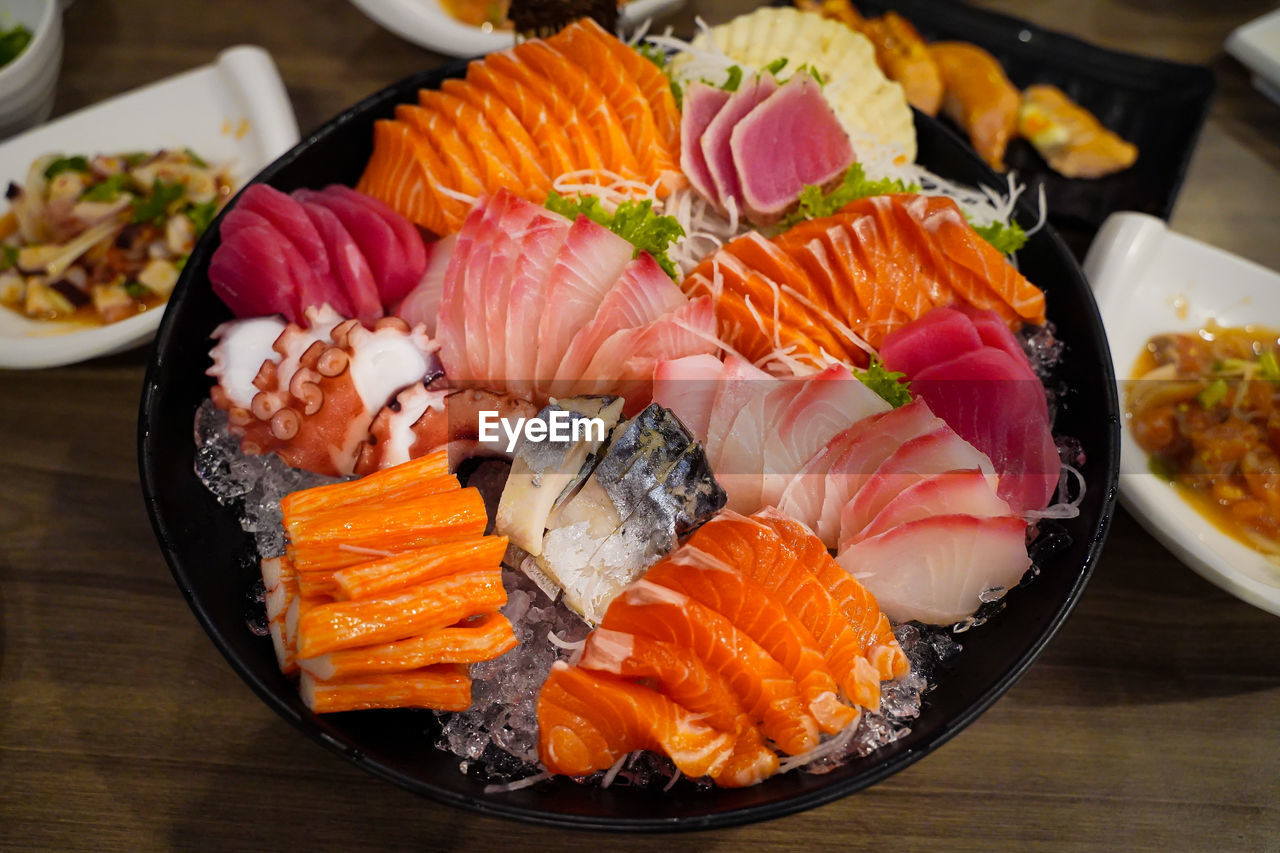 CLOSE-UP OF SUSHI ON PLATE