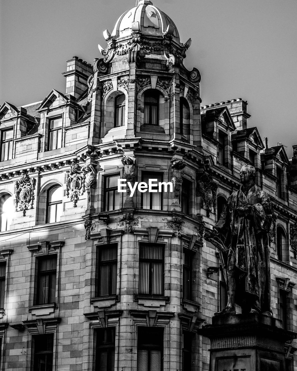 LOW ANGLE VIEW OF HISTORICAL BUILDING AGAINST SKY